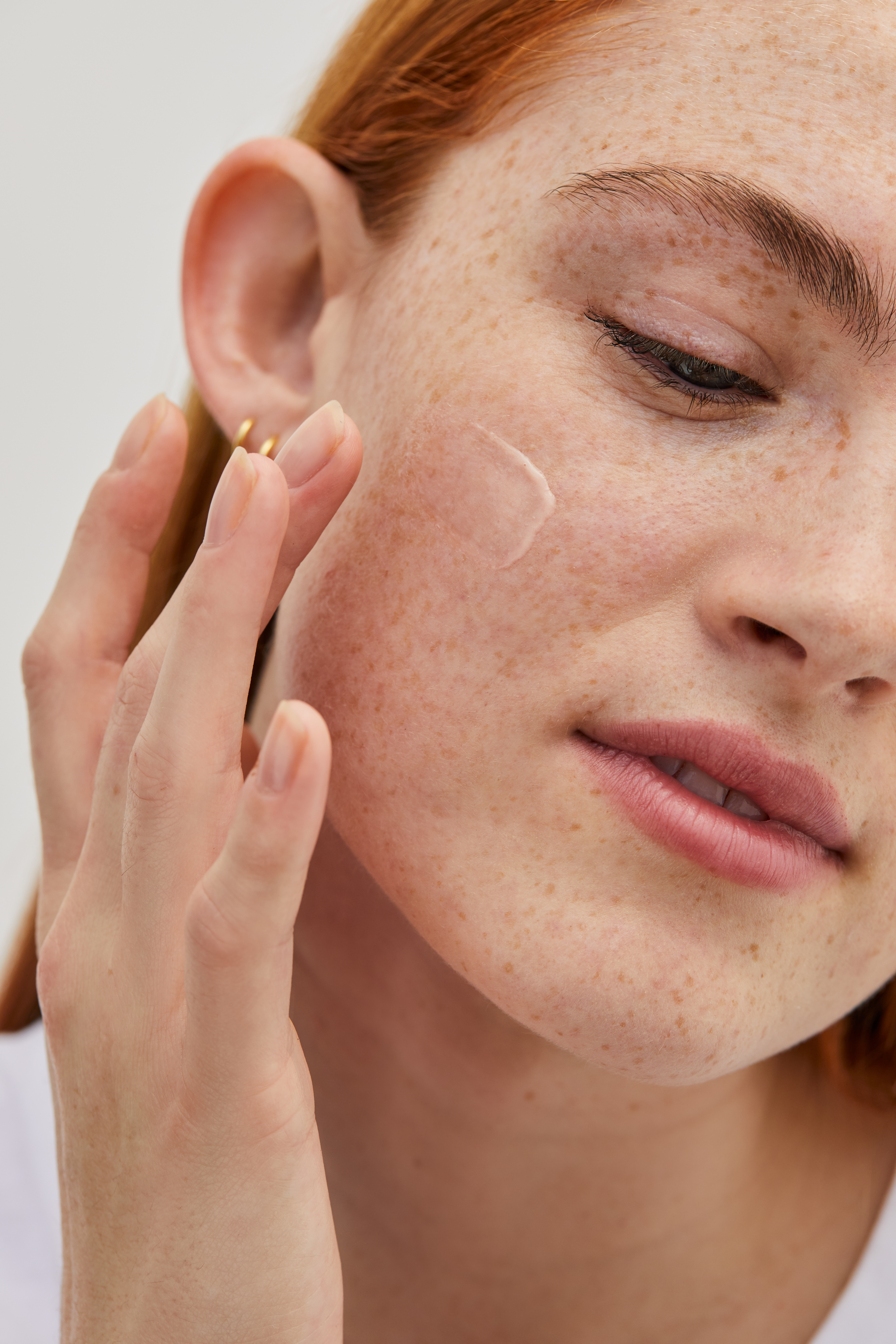 Aplikace podkladové báze RMS Beauty ReEvolve Radiance Locking Primer